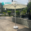 Đồ nội thất sân vườn tối giản hồ bơi bên cạnh ô dù chất lượng khung bằng nhôm màu trắng patio patio với cơ sở bằng đá cẩm thạch cho nhà hàng ngoài trời
