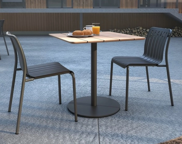 Outdoor Bar Furniture Guide: Stools And Tables for High-Traffic Areas