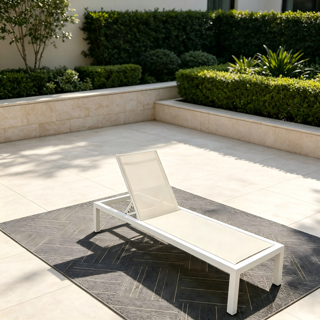 Minimalistische Gartenm&ouml;bel am Pool, Sonnenliege, wei&szlig; pulverbeschichteter Aluminiumrahmen, Chaiselongue