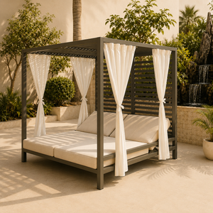 Mobili&aacute;rio de jardim contempor&acirc;neo, estrutura de alum&iacute;nio para exterior, espregui&ccedil;adeira de tamanho duplo &agrave; beira da piscina com cortina branca para hotel e praia